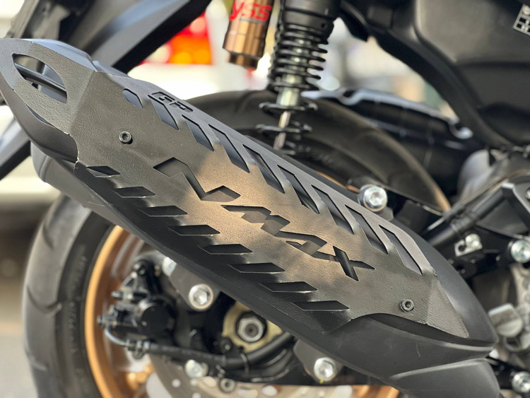 محافظ اگزوز YAMAHA Nmax Turbo 2025 GP / اصل کد 000105