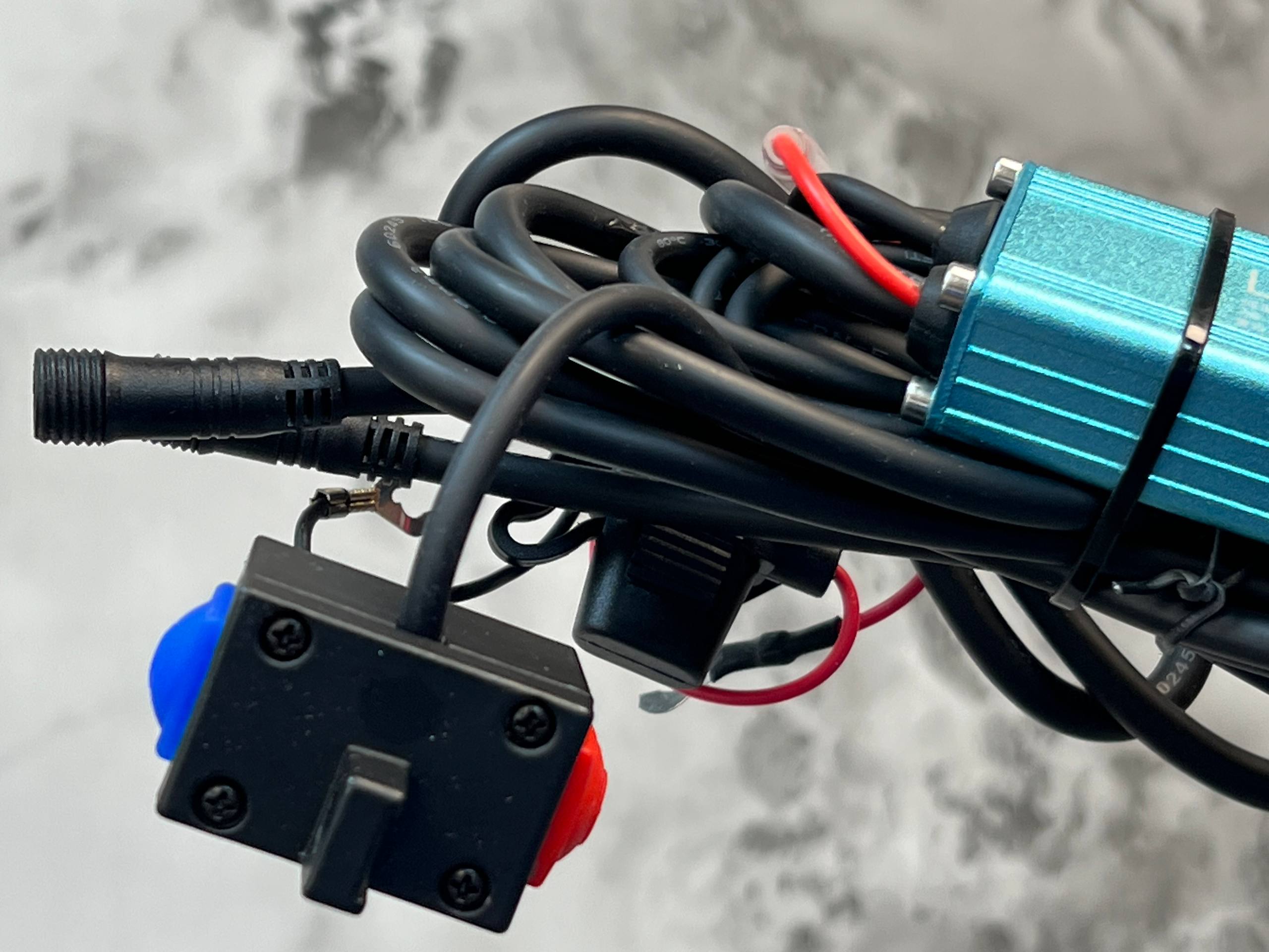 پرژکتور موتور سیکلت مدل HJG 110 دو لنز دوبل / همراه کیت کامل سیم کشی و کلید فابریک / اصل