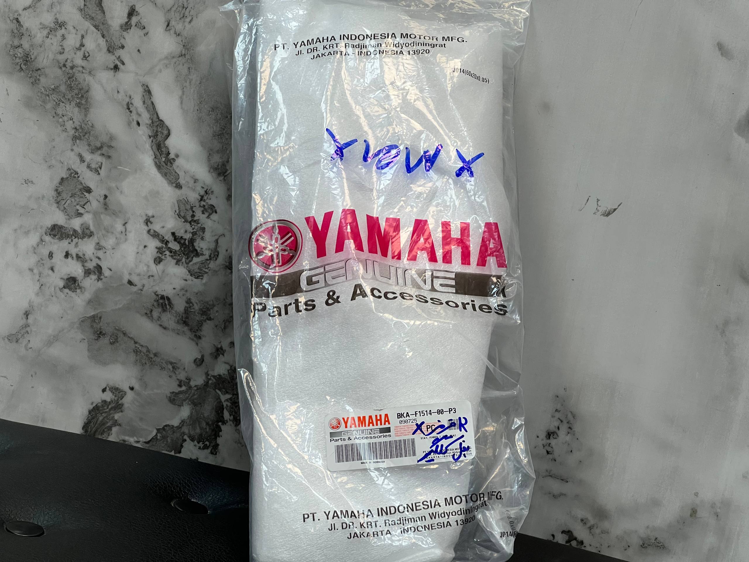 فلاپ بغل گلگیر راست قرمز YAMAHA Xmax New Face / ساخت اندونزی اصل کد 200233