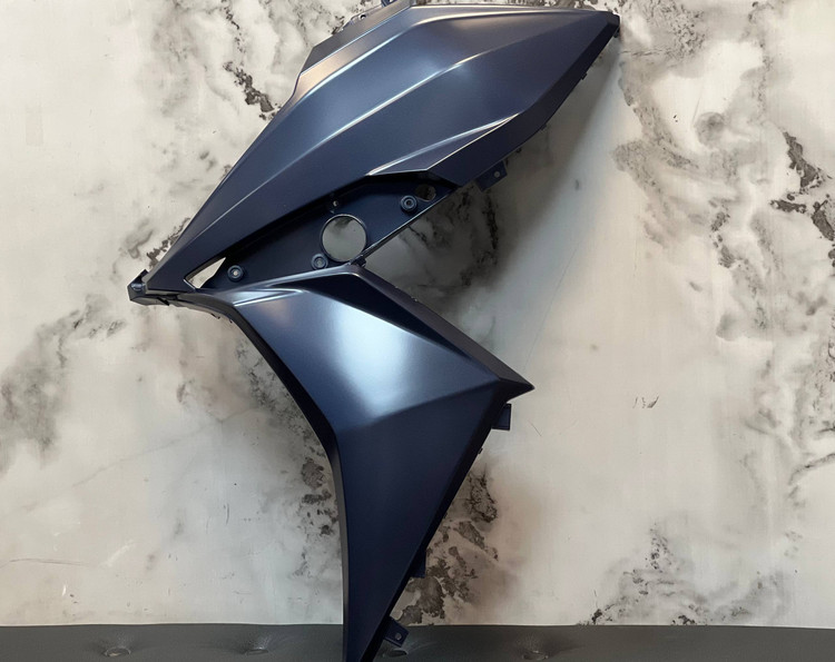 فلاپ بغل چراغ سورمه ای مات چپ SYM J200 ساخت تایوان اصل کد ۲۰۱۳۰۹