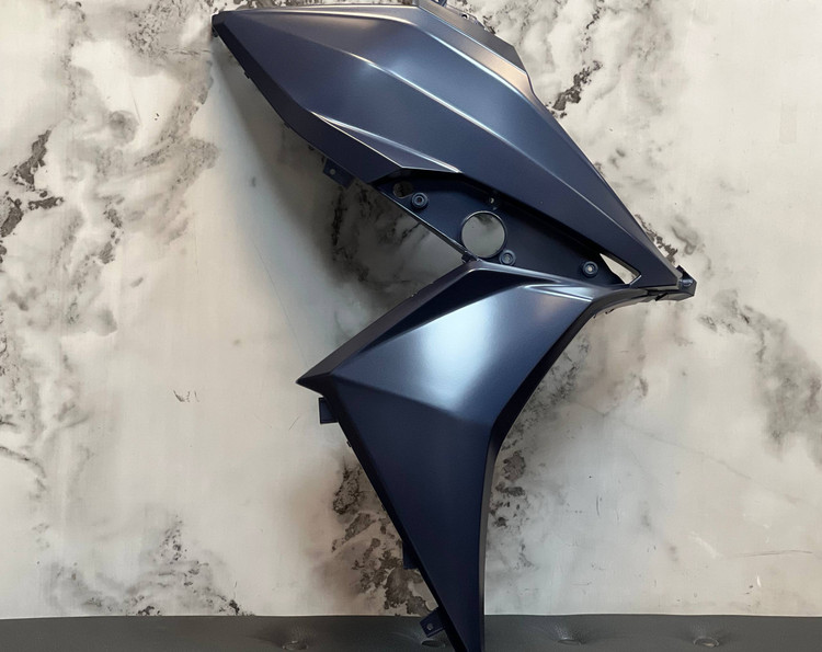 فلاپ بغل چراغ سورمه ای مات راست SYM J200 ساخت تایوان اصل کد 201307