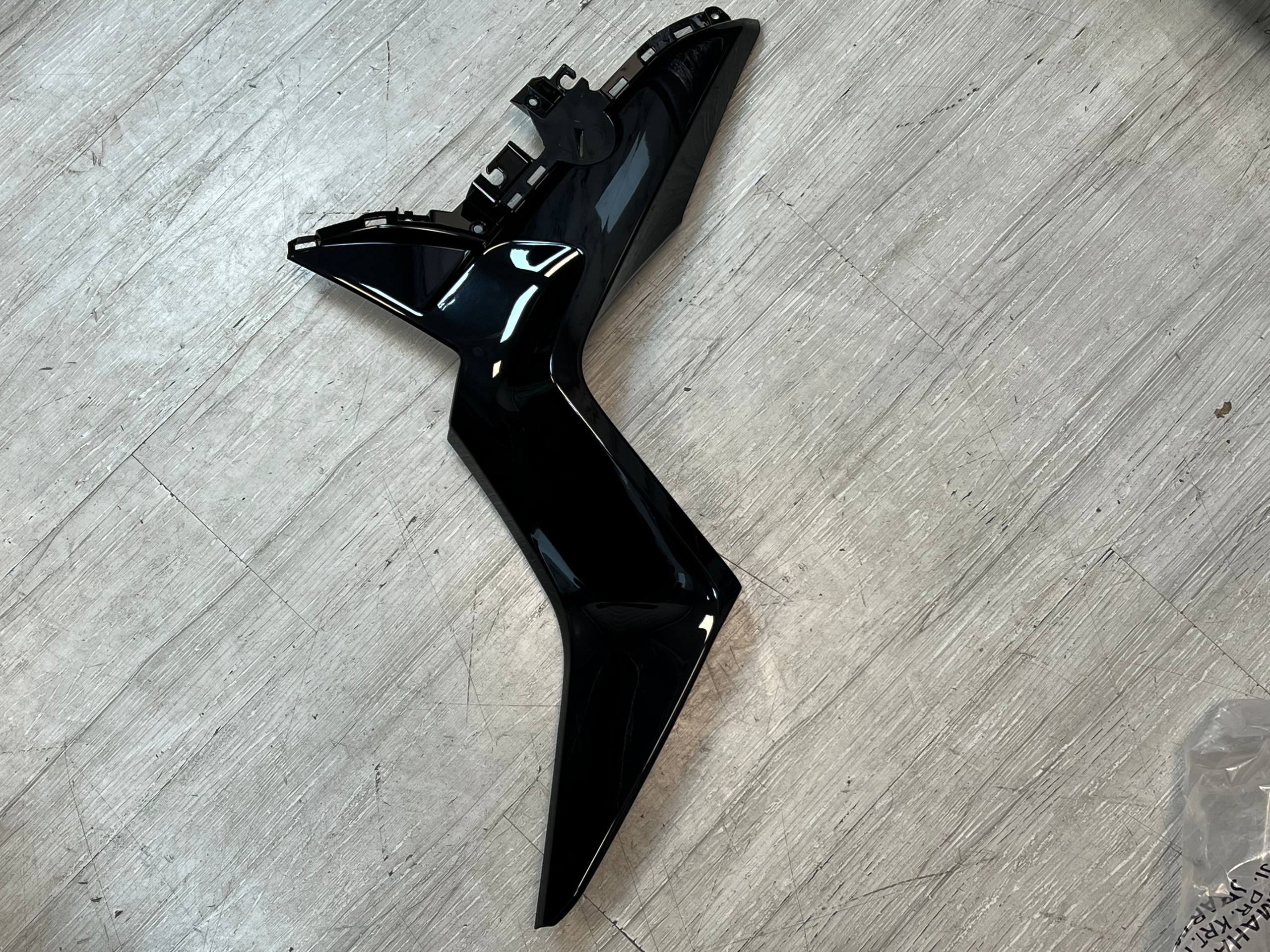 فلاپ زد جلو پا سمت چپ YAMAHA Xmax Old Face مشکی متالیک / مناسب اتاق قدیم / ساخت اندونزی اصل کد 000212