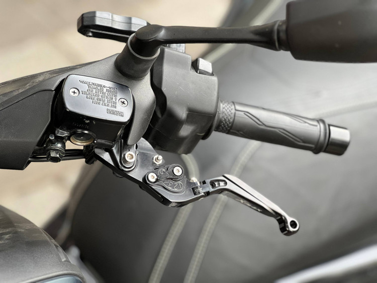 کتی کلاچ و ترمز اسپرت مشکی YAMAHA Xmax / ساخت تایلند اصل کد ۲۰۰۴۸۲