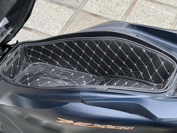 کاور چرم داخل زیر زین HONDA PCX160 / ساخت تایلند اصل کد ۲۰۱۰۴۷