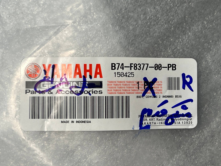 فلاپ بغل چراغ سمت راست مشکی ماتYAMAHA Xmax Old Face / ساخت اندونزی اصل کد 000205