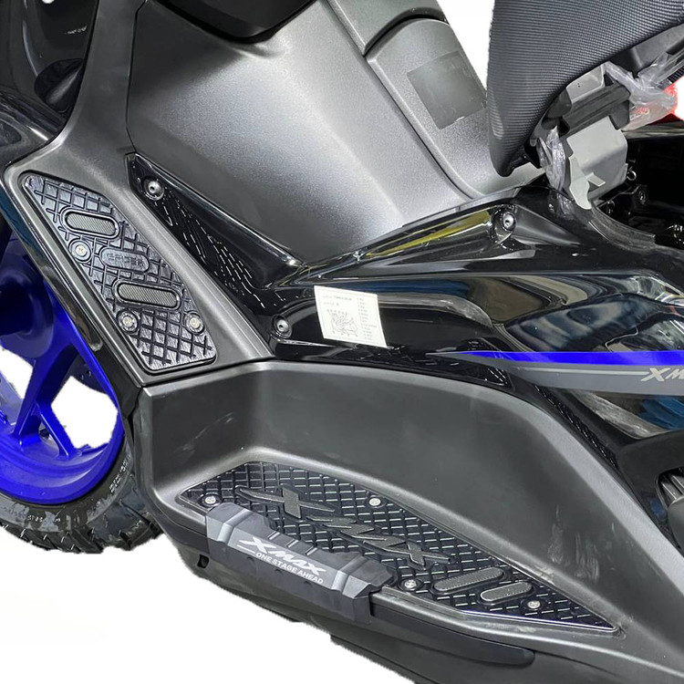 کف پایی اسپرت رنگ مشکی YAMAHA Xmax ساخت تایلند اصل کد ۰۰۰۱۴۴