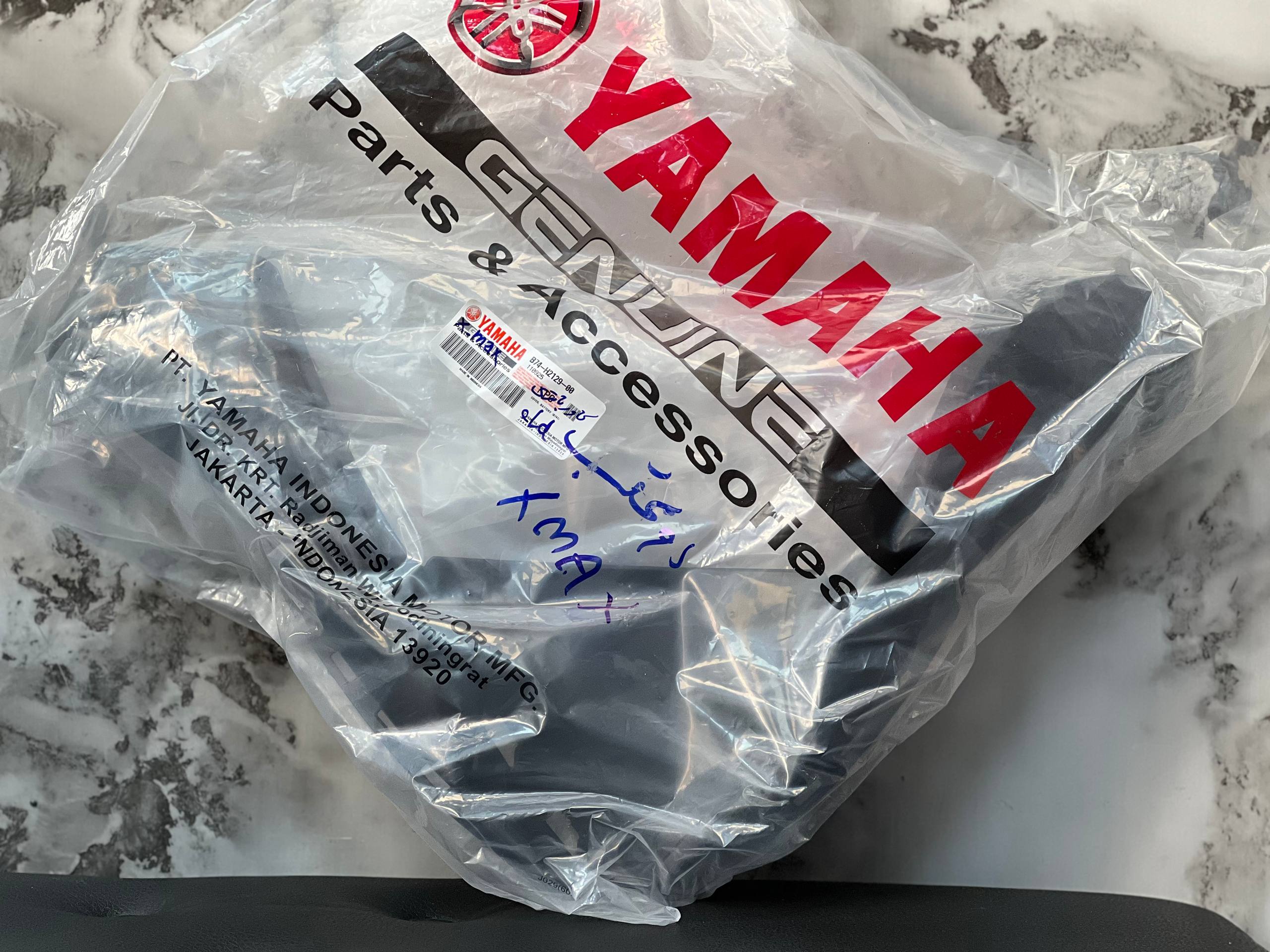 فلاپ کاور باطری YAMAHA Xmax Old Face اتاق قدیم ساخت اندونزی اصل کد 000206
