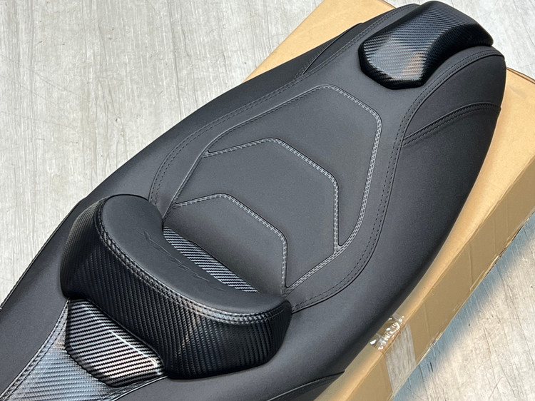 زین اسپرت اسپیشیال YAMAHA Nmax مخصوص اتاق قدیم برند COMFORT کوهان دار / ساخت تایلند اصل