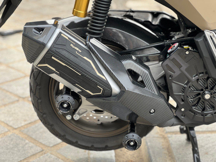 کاور اگزوز کربن HONDA ADV160 ساخت تایلند اصل کد ۲۰۱۰۶۸