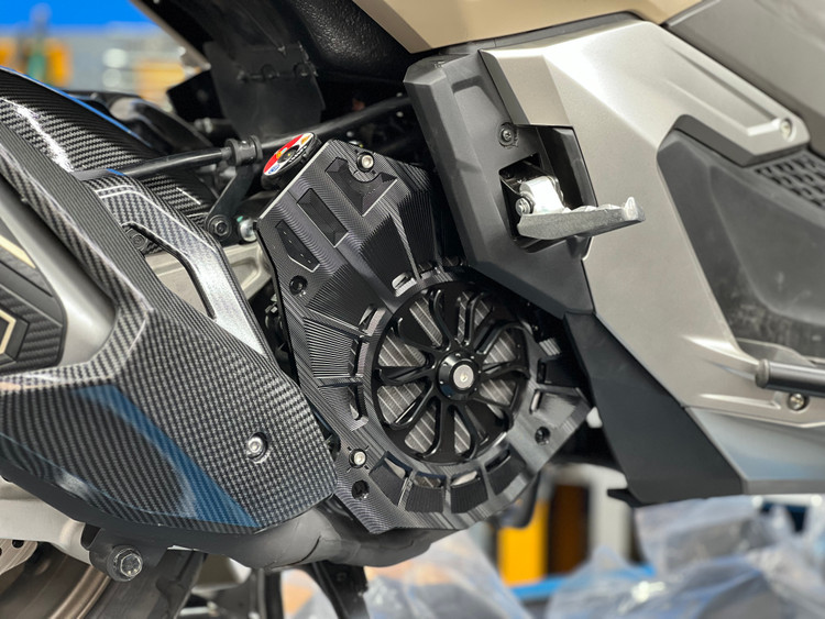 کاور فن چرخشی روی رادیات / محافظ رادیات HONDA ADV160 PCX160 PCX150 / ساخت تایلند اصل کد 201073