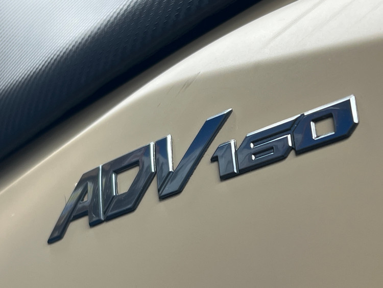 آرم سه بعدی نوشته HONDA ADV160 رنگ استیل / اصل