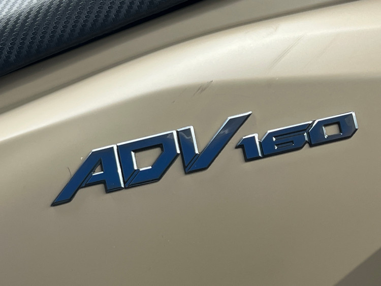 آرم سه بعدی نوشته HONDA ADV160 رنگ استیل / اصل