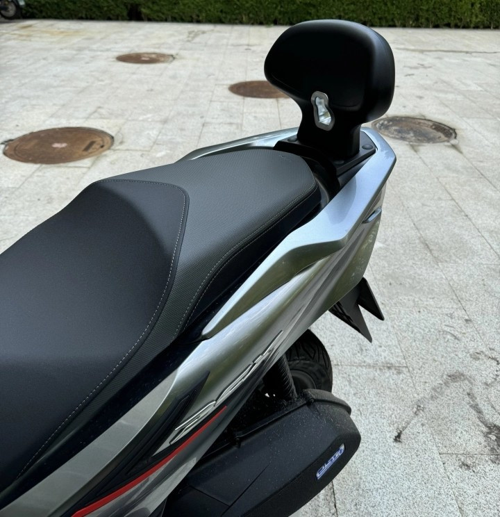 پشت زین / تکیه گاه ترکنشین PCX160 / اصل تایلندی کد 201052