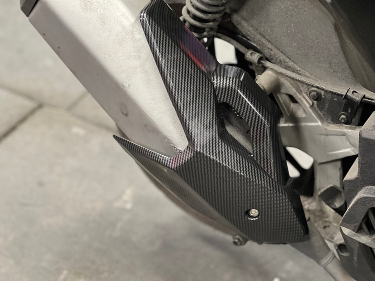کاور اگزوز کربن HONDA ADV160 ساخت تایلند اصل کد ۲۰۱۰۶۸