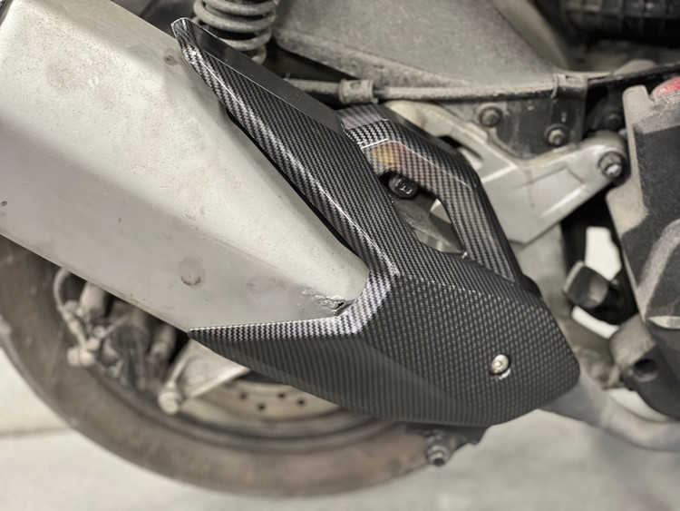 کاور اگزوز کربن HONDA ADV160 ساخت تایلند اصل کد ۲۰۱۰۶۸