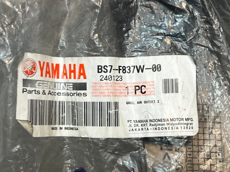 فلاپ خروجی هوا سمت راست YAMAHA R25 ساخت اندونزی اصل کد 000222
