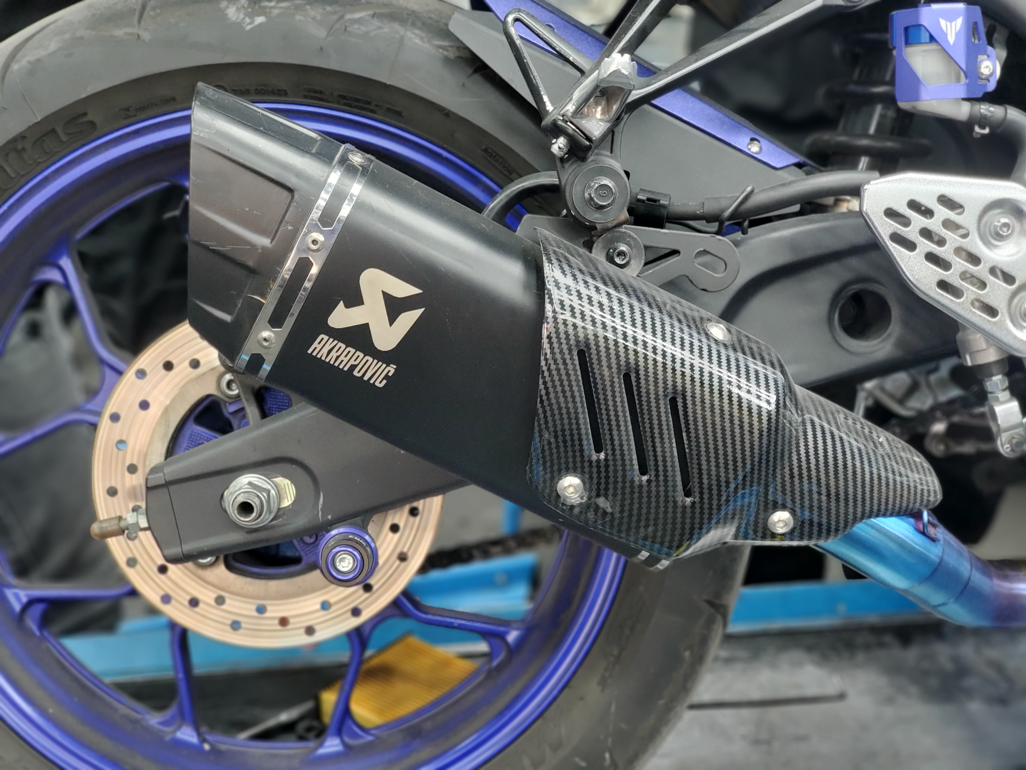 اگزوز قهرمانی کاور دار AKRAPOVIC