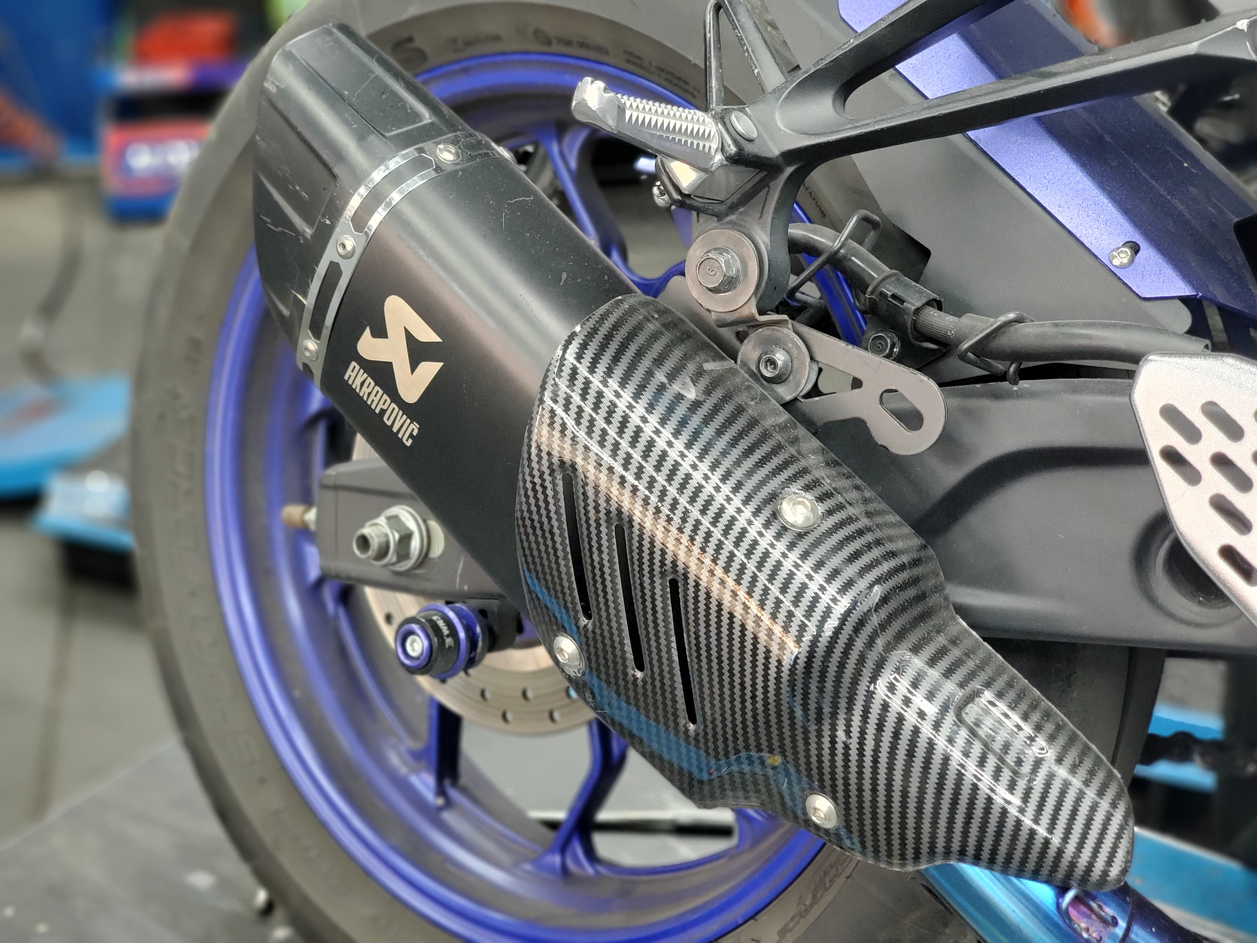 اگزوز قهرمانی کاور دار AKRAPOVIC