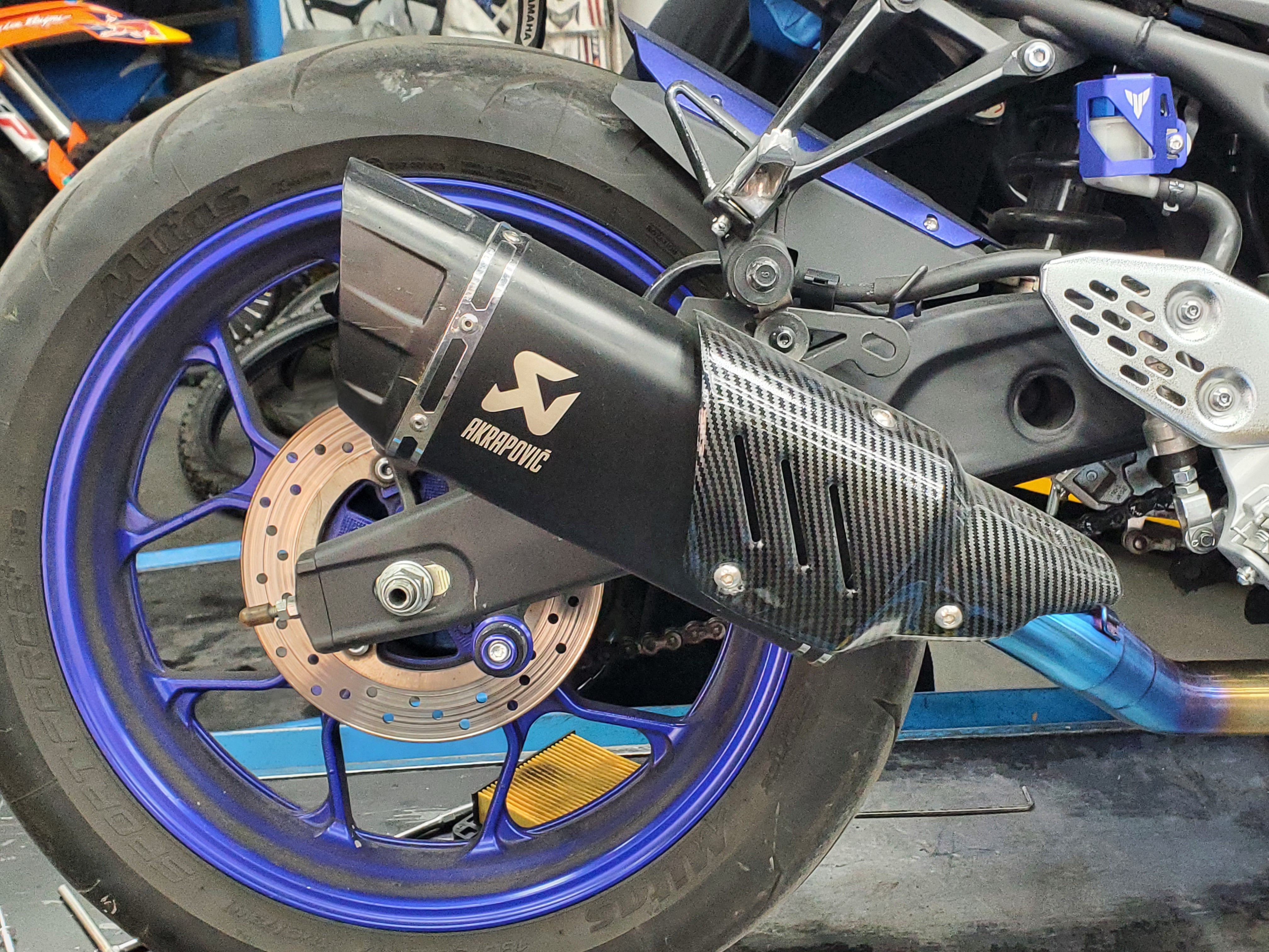 اگزوز قهرمانی کاور دار AKRAPOVIC
