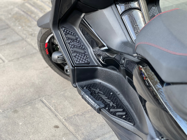 کف پایی اسپرت رنگ مشکی YAMAHA Xmax ساخت تایلند اصل کد ۰۰۰۱۴۴