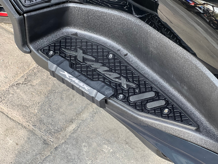 کف پایی اسپرت رنگ مشکی YAMAHA Xmax ساخت تایلند اصل کد ۰۰۰۱۴۴
