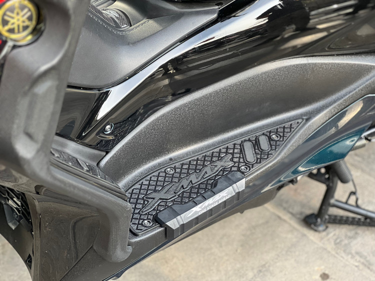 کف پایی اسپرت رنگ مشکی YAMAHA Xmax ساخت تایلند اصل کد ۰۰۰۱۴۴