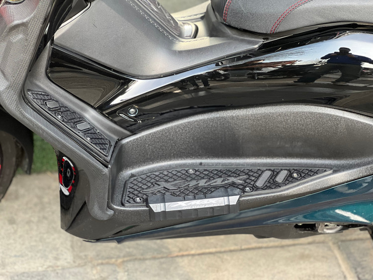 کف پایی اسپرت رنگ مشکی YAMAHA Xmax ساخت تایلند اصل کد ۰۰۰۱۴۴