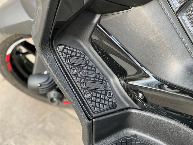 کف پایی اسپرت رنگ مشکی YAMAHA Xmax ساخت تایلند اصل کد ۰۰۰۱۴۴
