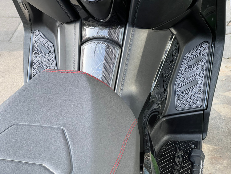 کف پایی اسپرت رنگ مشکی YAMAHA Xmax ساخت تایلند اصل کد ۰۰۰۱۴۴