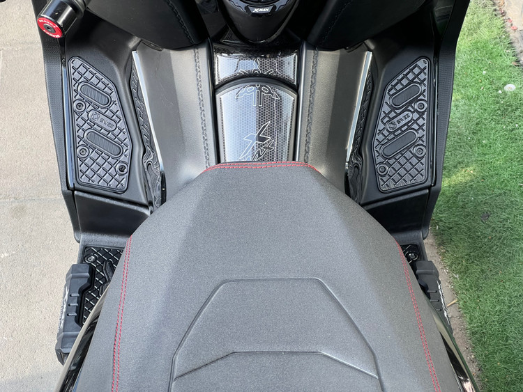 کف پایی اسپرت رنگ مشکی YAMAHA Xmax ساخت تایلند اصل کد ۰۰۰۱۴۴