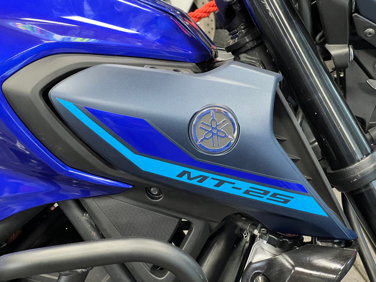 فلاپ بغل باک هواکش سرمه ای مات سمت راست YAMAHA Mt25/ ساخت اندونزی اصل کد 200283