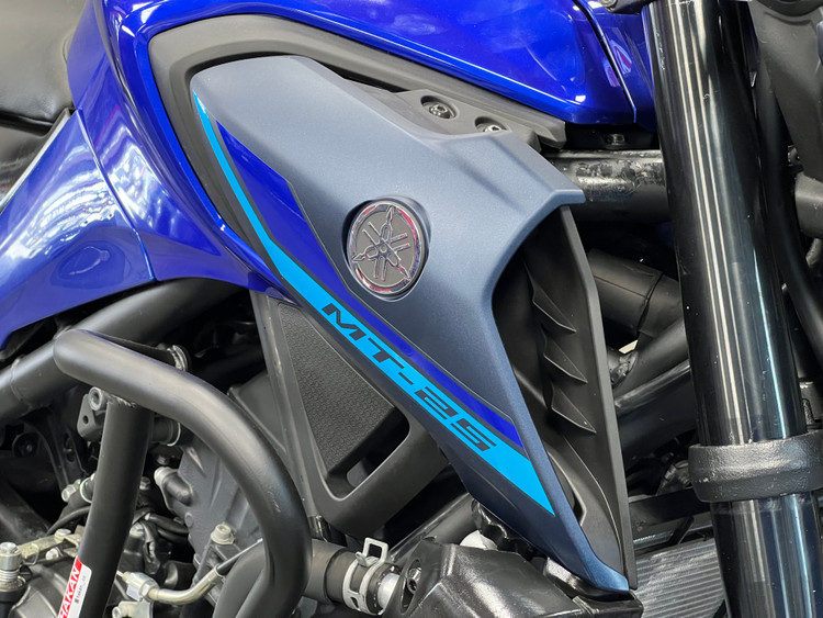 فلاپ بغل باک هواکش سرمه ای مات سمت راست YAMAHA Mt25/ ساخت اندونزی اصل کد 200283