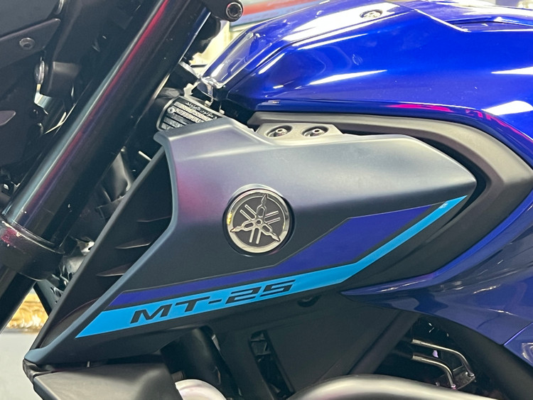 فلاپ بغل باک هواکش سرمه ای مات سمت چپ YAMAHA Mt25 ساخت اندونزی اصل کد 200282