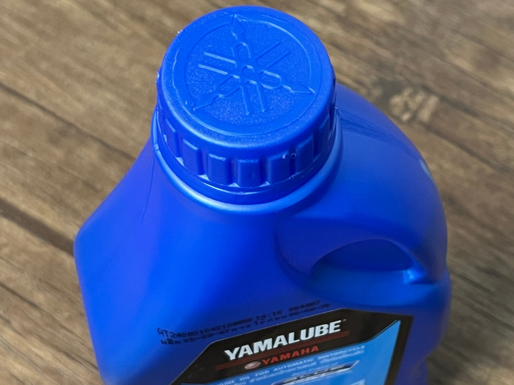 روغن موتور مخصوص موتورهای اسکوتر 10W40 800ml یاماها یامالوب YAMALUBE YAMAHA / ساخت تایلند اصل کد ۲۰۰۸۵۹