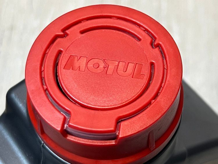 روغن موتور مخصوص موتور های دنده ای موتول 10W40 مدل 7100 MOTUL / ساخت ایتالیا اصل کد ۲۰۱۱۱۸