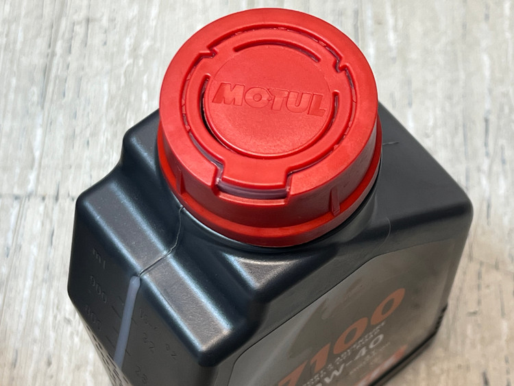 روغن موتور مخصوص موتور های دنده ای موتول 10W40 مدل 7100 MOTUL / ساخت ایتالیا اصل کد ۲۰۱۱۱۸