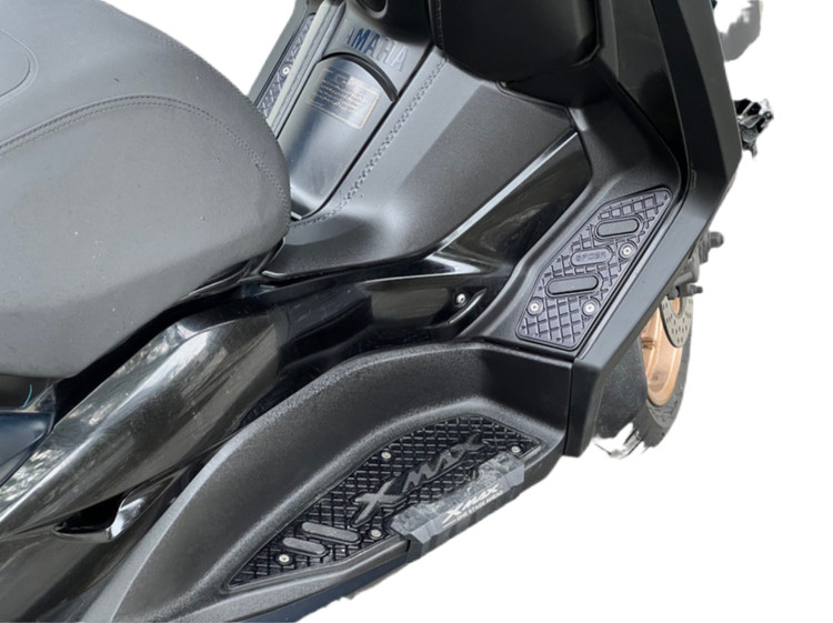 کف پایی اسپرت رنگ مشکی YAMAHA Xmax ساخت تایلند اصل کد ۰۰۰۱۴۴