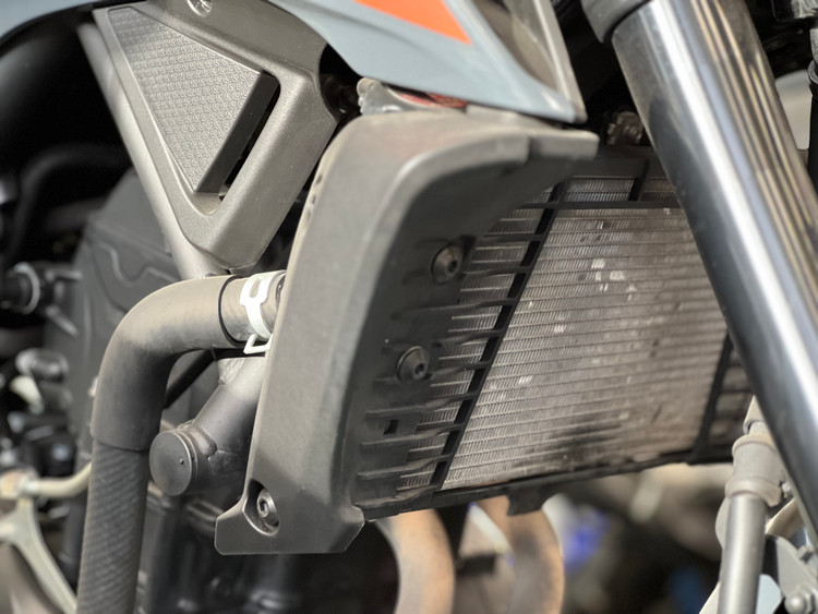 فلاپ بغل رادیاتور سمت راست YAMAHA MT25 ساخت اندونزی اصل کد 200276