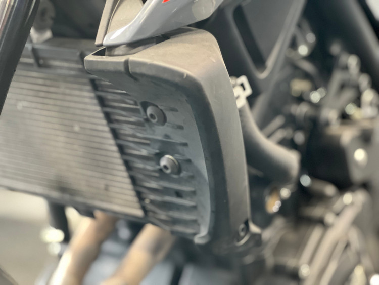 فلاپ بغل رادیاتور سمت چپ YAMAHA MT25 / ساخت اندونزی اصل کد 200275