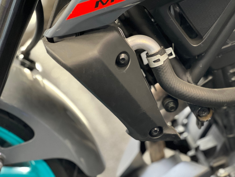فلاپ بغل رادیاتور سمت چپ YAMAHA MT25 / ساخت اندونزی اصل کد 200275