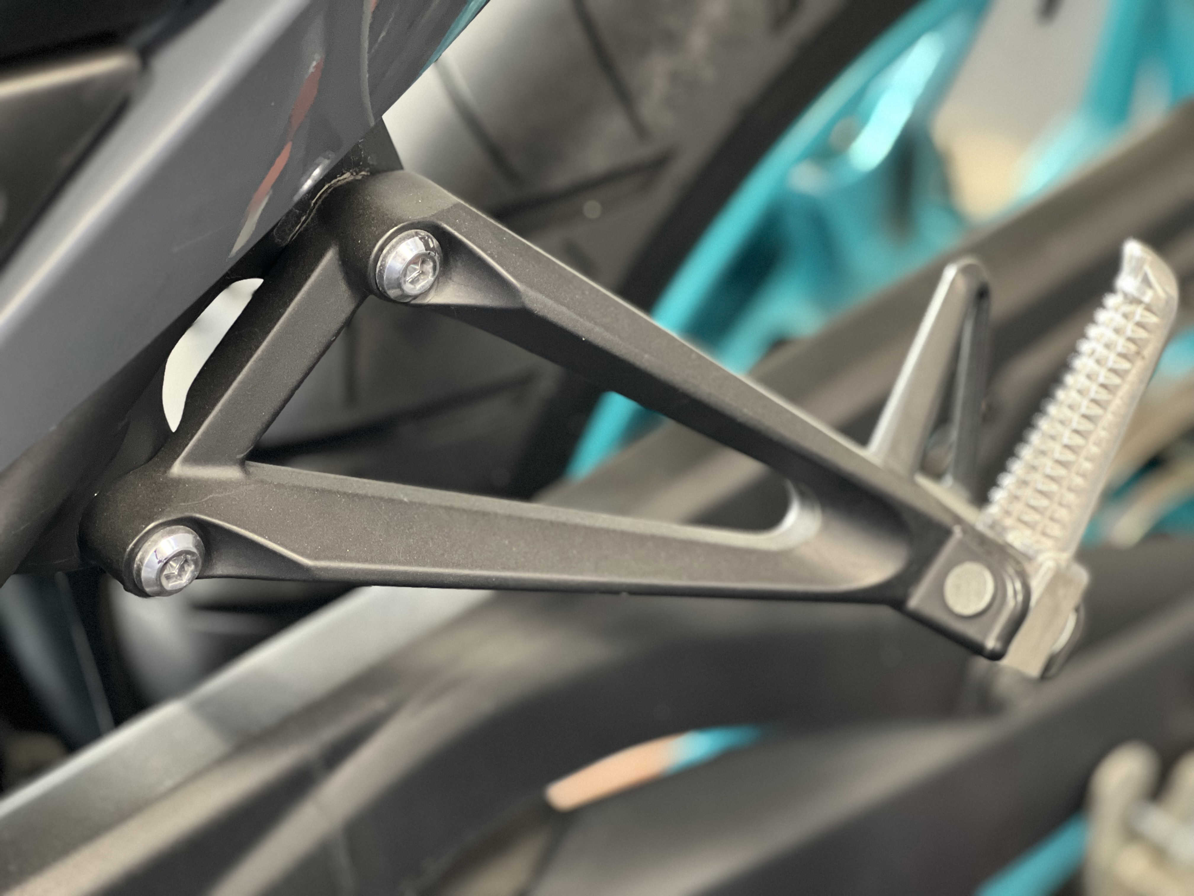 ست کامل براکت و جاپایی عقب چپ YAMAHA MT25 R25 R3 / ساخت اندونزی اصل کد ۲۰۱۲۴۳