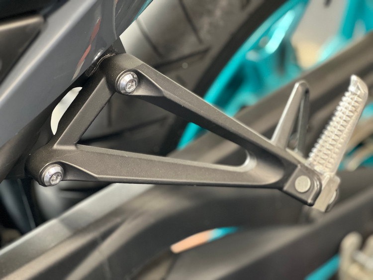 ست کامل براکت و جاپایی عقب چپ YAMAHA MT25 R25 R3 / ساخت اندونزی اصل کد ۲۰۱۲۴۳