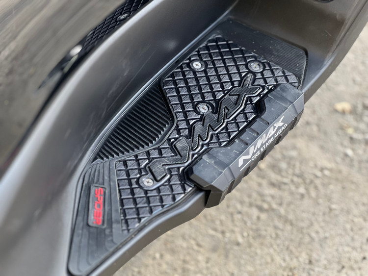 کف پایی اسپرت مشکی YAMAHA Nmax 155 / ساخت تایلند اصل کد ۰۰۰۰۰۷