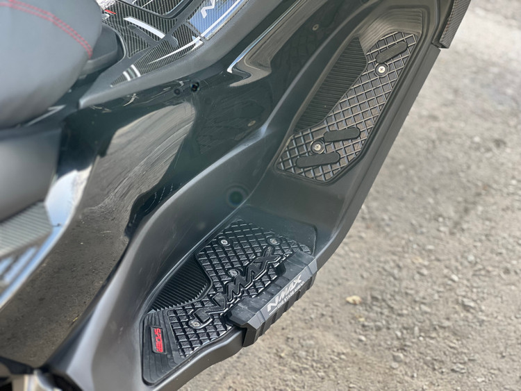 کف پایی اسپرت مشکی YAMAHA Nmax 155 / ساخت تایلند اصل کد ۰۰۰۰۰۷