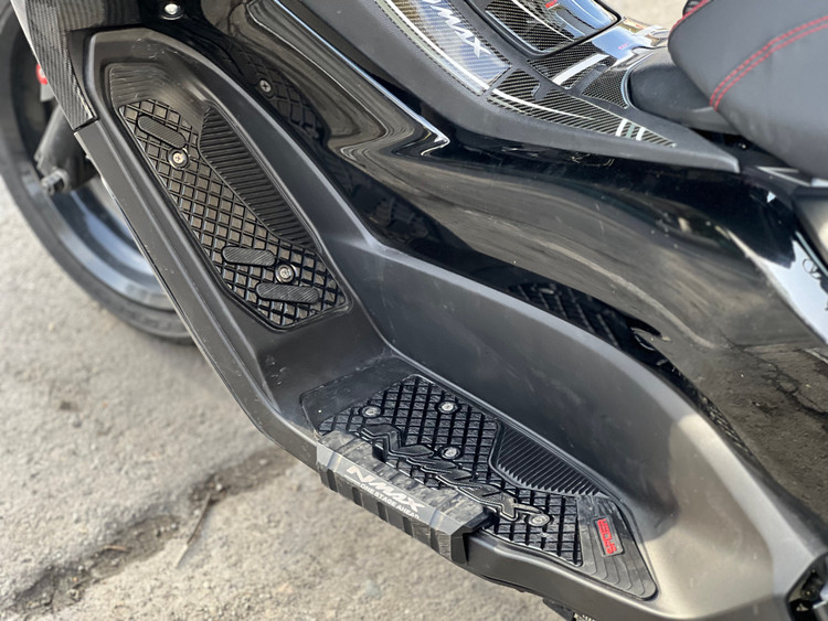 کف پایی اسپرت مشکی YAMAHA Nmax 155 / ساخت تایلند اصل کد ۰۰۰۰۰۷