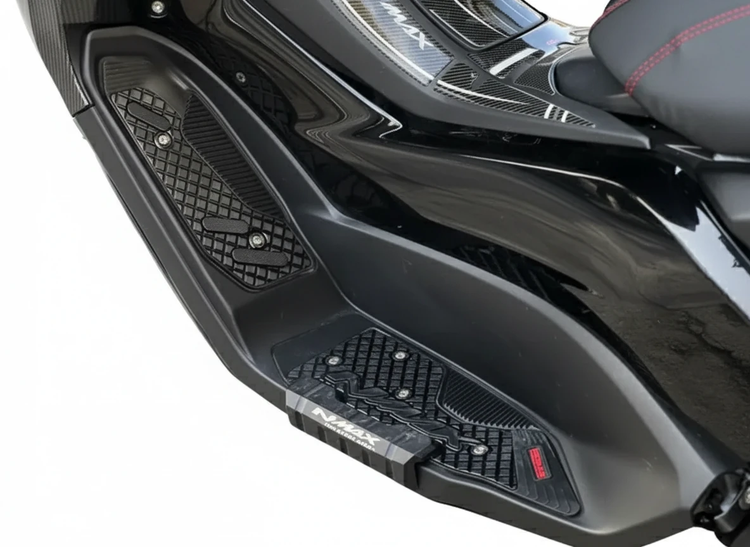 کف پایی اسپرت مشکی YAMAHA Nmax 155 / ساخت تایلند اصل کد ۰۰۰۰۰۷