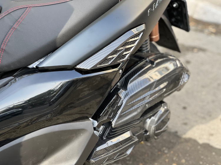 پروتکشن کربن بغل گیتاری / فلاپ زیر زین YAMAHA Nmax / کد کالا 000006