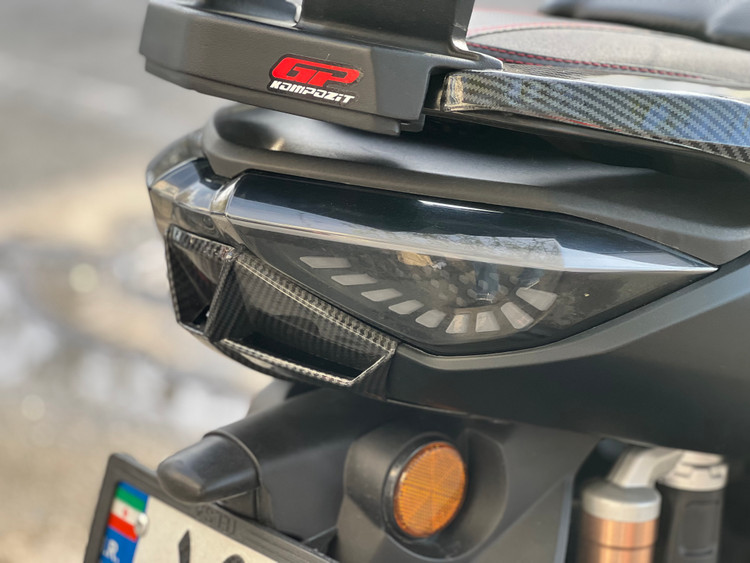 زیر چراغ کربن YAMAHA Nmax ساخت تایلند اصل کد 000005