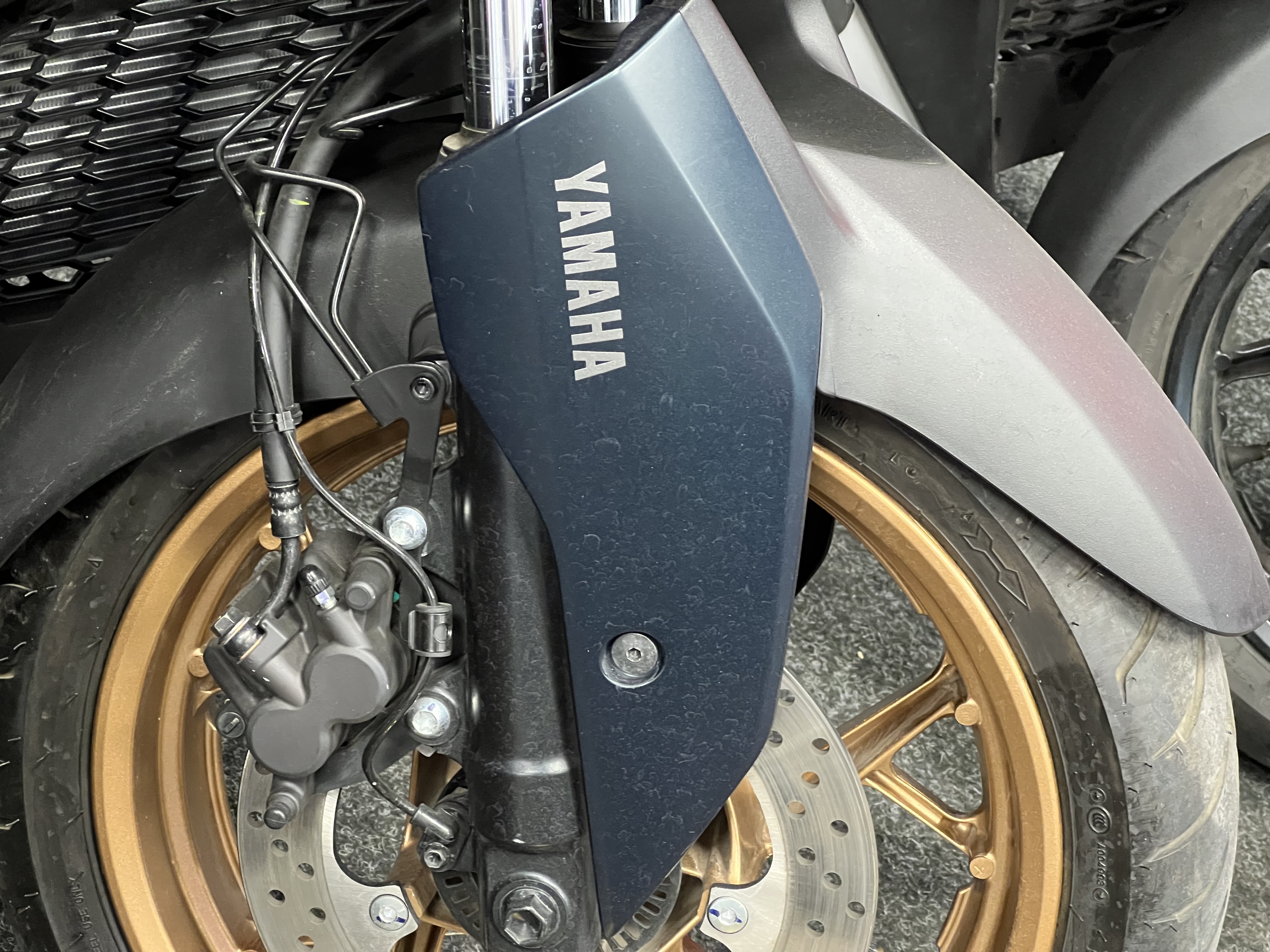 فلاپ بغل گلگیر راست یشمی YAMAHA Xmax New Face ساخت اندونزی اصل کد ۲۰۰۲۳۹