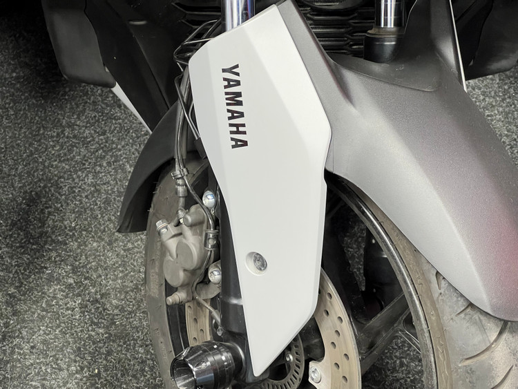 فلاپ بغل گلگیر سمت راست ناردو YAMAHA Xmax New Face ساخت اندونزی اصل کد ۲۰۰۲۲۴
